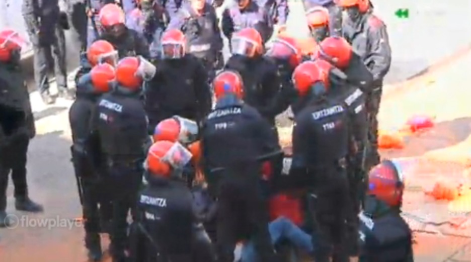 Aiala Zaldibarrekin batera atxilotu dituzten kideak, lurrean. (TWITTER) Aiala Zaldibarrekin batera atxilotu dituzten kideak, lurrean. (TWITTER)