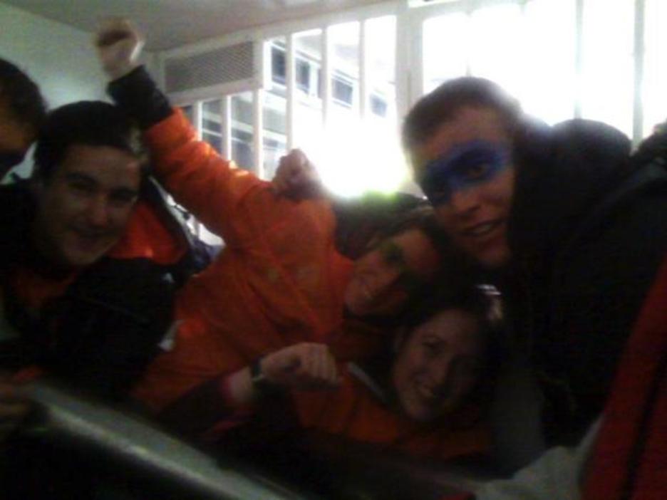 Aiala Zaldibar eta berarekin batera atxilotutako kideak, Ertzaintzaren furgoneta barruan. (TWITTER) Aiala Zaldibar eta berarekin batera atxilotutako kideak, Ertzaintzaren furgoneta barruan. (TWITTER)