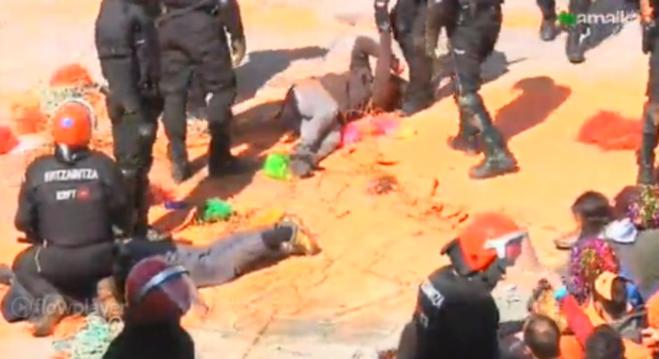 Bortizkeria handia erabili du Ertzaintzak herri harresiko lagunen aurka. (TWITTER) Bortizkeria handia erabili du Ertzaintzak herri harresiko lagunen aurka. (TWITTER)