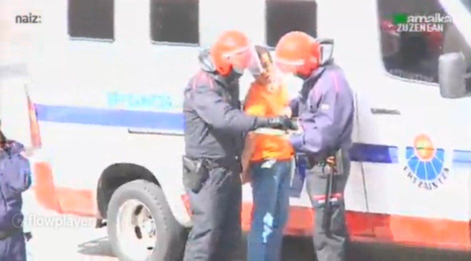 Herri harresian zeuden hainbat lagun ere atxilotu ditu ertzainak. (TWITTER) Herri harresian zeuden hainbat lagun ere atxilotu ditu ertzainak. (TWITTER)