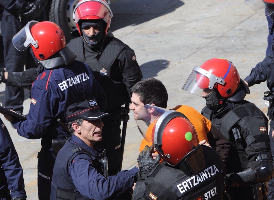 Ibon Esteban Ertzaintzak atxilotu duen unea. (ARGAZKI PRESS) Ibon Esteban Ertzaintzak atxilotu duen unea. (ARGAZKI PRESS)