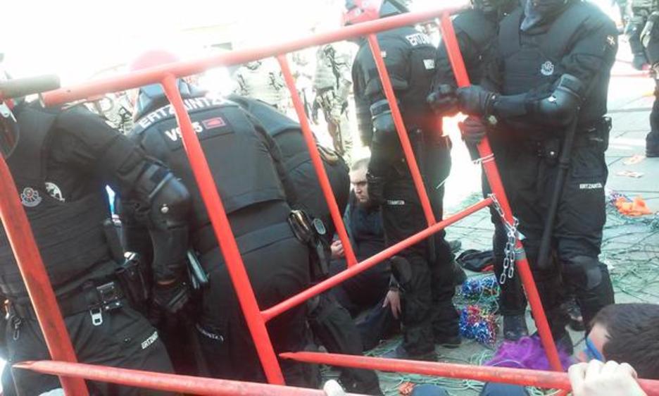 Kazetarientzat jarria zegoen aldamioa desmuntatu du Ertzaintzak. (TWITTER) Kazetarientzat jarria zegoen aldamioa desmuntatu du Ertzaintzak. (TWITTER)