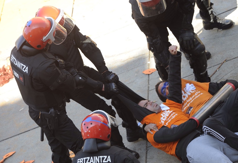 Igarki Robles, beste lagun batekin kateatuta. (ARGAZKI PRESS)) Igarki Robles, beste lagun batekin kateatuta. (ARGAZKI PRESS))