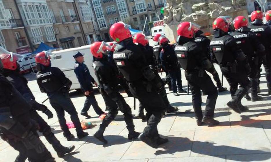 Ertzaintza Andre Mari Zuriaren plazatik alde egiten. (TWITTER) Ertzaintza Andre Mari Zuriaren plazatik alde egiten. (TWITTER)