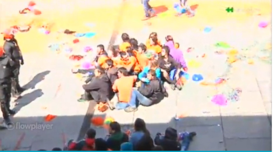 Atxiloketak ema ostean herri harresian geratu diren lagunak. (TWITTER) Atxiloketak ema ostean herri harresian geratu diren lagunak. (TWITTER)