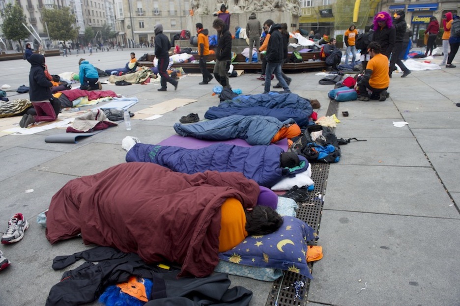 Gaueko sustoaren ostean, goiz esnatu da Gasteizko Andre Mari Zuriaren plaza. (Raul BOGAJO/ARGAZKI PRESS) Gaueko sustoaren ostean, goiz esnatu da Gasteizko Andre Mari Zuriaren plaza. (Raul BOGAJO/ARGAZKI PRESS)