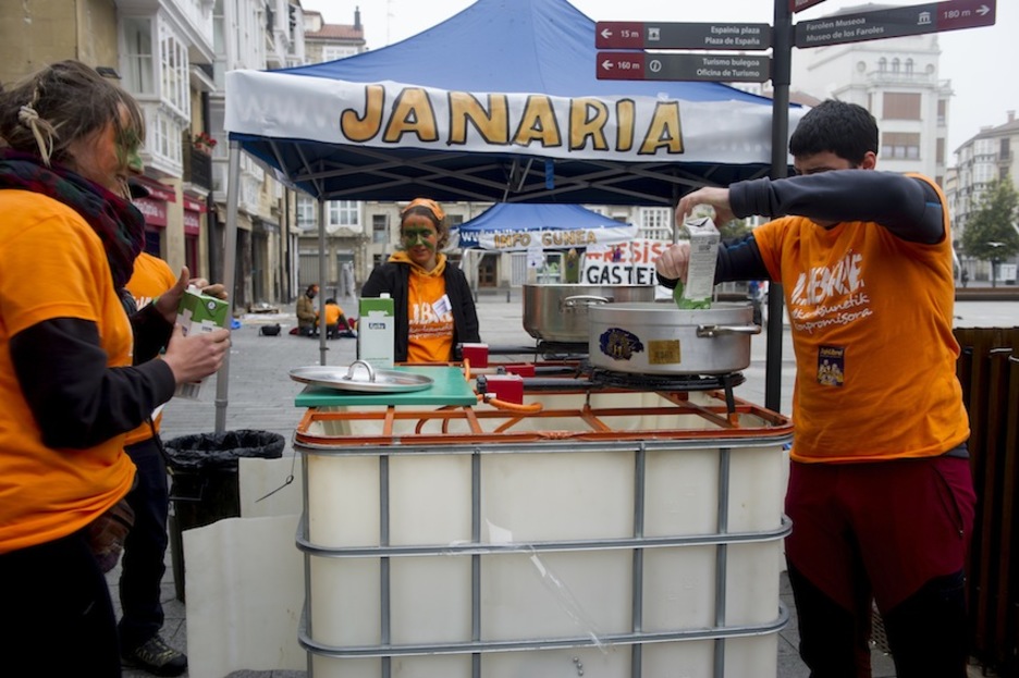 Auzolanean banatu dute gosaria Gasteizko Aske Gunean. (Raul BOGAJO/ARGAZKI PRESS) Auzolanean banatu dute gosaria Gasteizko Aske Gunean. (Raul BOGAJO/ARGAZKI PRESS)