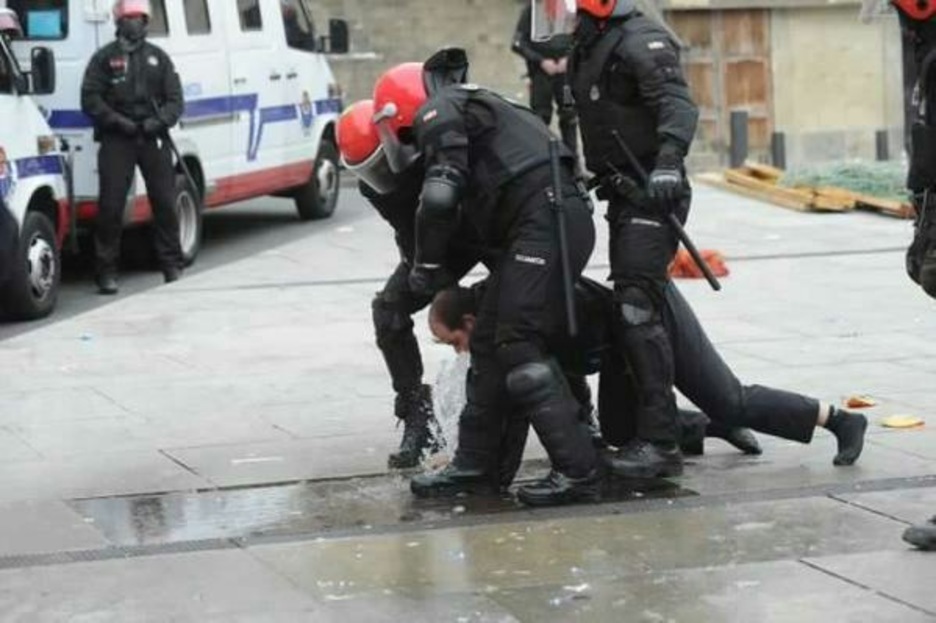 Iturri batean sartu dute gazte bat ertzainek. (TWITTER) Iturri batean sartu dute gazte bat ertzainek. (TWITTER)