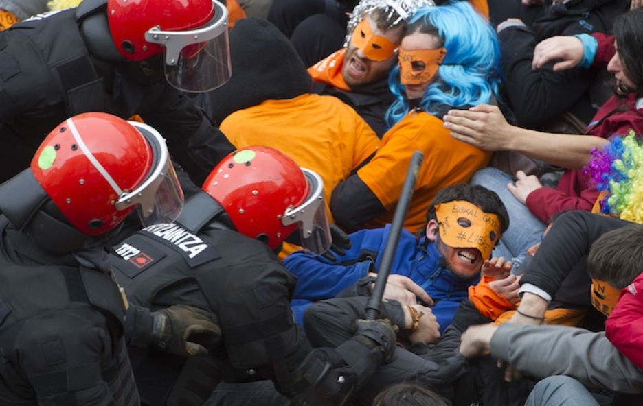 Tentsio uneak bizi izan dira harresian. (Raul BOGAJO/ARGAZKI PRESS) Tentsio uneak bizi izan dira harresian. (Raul BOGAJO/ARGAZKI PRESS)