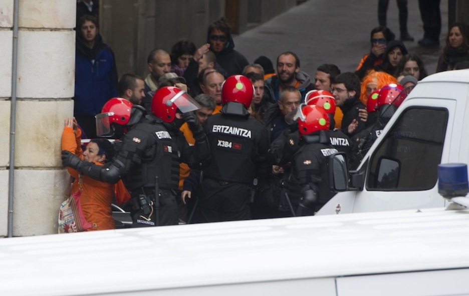 Plazaren inguruko kaleetan ere tentsio uneak bizi izan dira ertzainekin. (Raul BOGAJO/ARGAZKI PRESS) Plazaren inguruko kaleetan ere tentsio uneak bizi izan dira ertzainekin. (Raul BOGAJO/ARGAZKI PRESS)