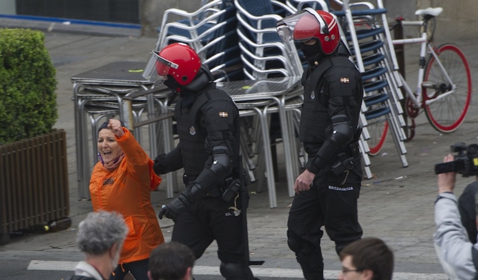 Igarki Roblesen ama, ertzainekin. (Raul BOGAJO/ARGAZKI PRESS) Igarki Roblesen ama, ertzainekin. (Raul BOGAJO/ARGAZKI PRESS)