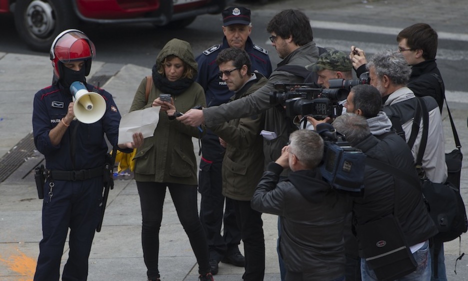 Ertzainek atxiloketa aginduaren berri eman dute. (Raul BOGAJO/ARGAZKI PRESS) Ertzainek atxiloketa aginduaren berri eman dute. (Raul BOGAJO/ARGAZKI PRESS)