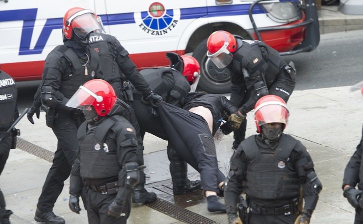 Ertzainas sacan a rastras a un joven del muro popular. (Raul BOGAJO/ARGAZKI PRESS)