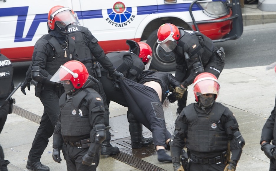 Ertzaintza, gazte bat herri harresitik ateratzen. (Raul BOGAJO/ARGAZKI PRESS) Ertzaintza, gazte bat herri harresitik ateratzen. (Raul BOGAJO/ARGAZKI PRESS)