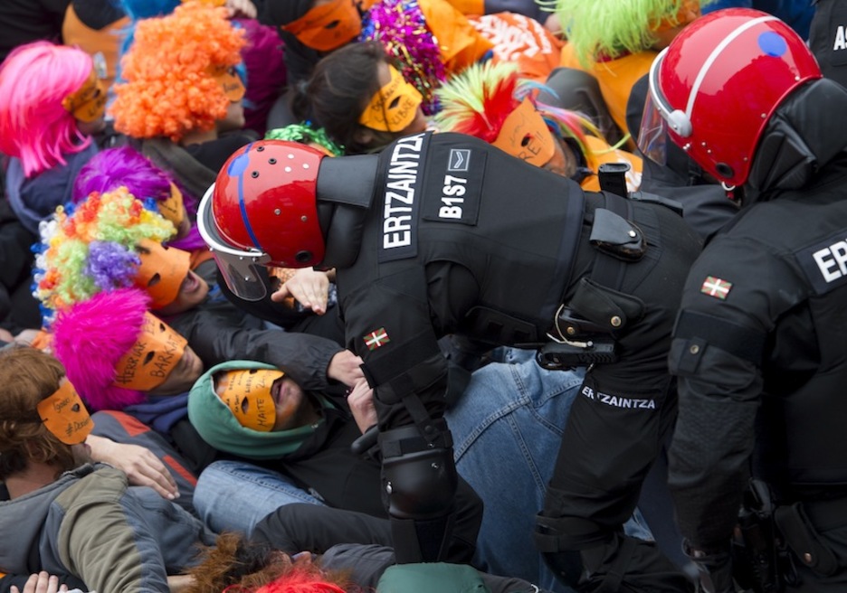 Ertzaintza eta herri harresiko gazteak, parez-pare. (Raul BOGAJO/ARGAZKI PRESS) Ertzaintza eta herri harresiko gazteak, parez-pare. (Raul BOGAJO/ARGAZKI PRESS)