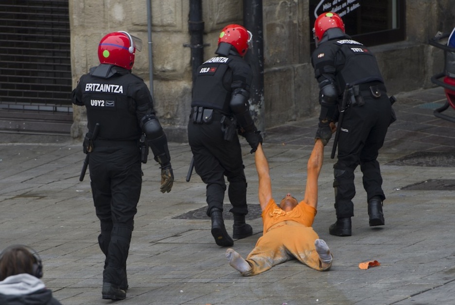 Bat baino gehiago izan dira lurrean arrastaka atera dituztenak. (Raul BOGAJO/ARGAZKI PRESS) Bat baino gehiago izan dira lurrean arrastaka atera dituztenak. (Raul BOGAJO/ARGAZKI PRESS)