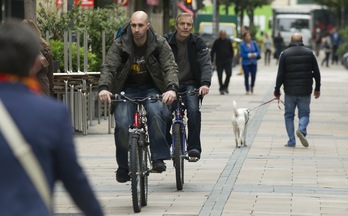 Usuarios de la bicicleta circulando por una calle peatonal (Raul BOGAJO /ARGAZKI PRESS)