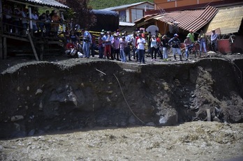 Vecinos del Salgar observan los daños provocados por la avalancha. (Raúl ARBOLEDA/AFP PHOTO)