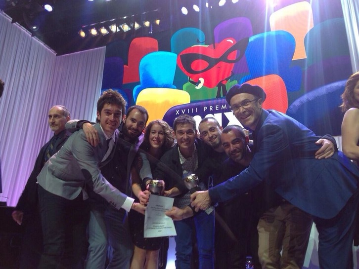 Los componentes de Kukai, con los dos galardones recibidos.  