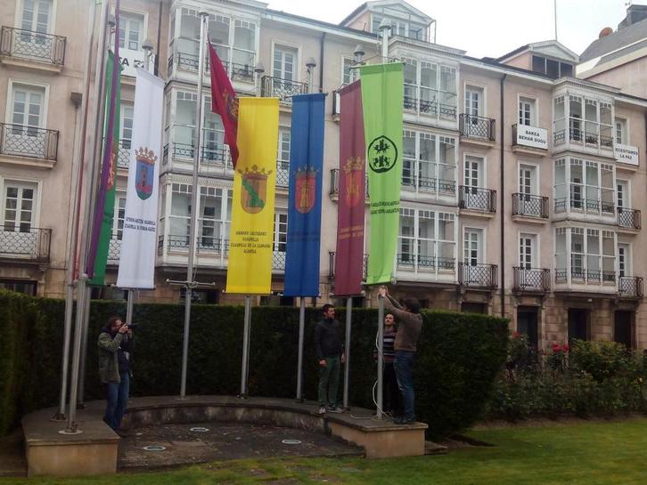 El pendón de Trebiñu, junto a las demás cuadrillas, ante la Diputación de Araba, tras ser colocado por EH Bildu, en una imagen de archivo. (@ehbilduaraba)