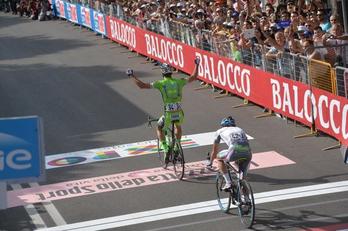 Nicola Boem ha sido el primero en cruzar la línea de meta. (@giroditalia)