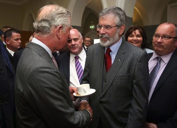 Apretón de manos entre Gerry Adams y Carlos de Inglaterra. (Brian LAWLESS / AFP)