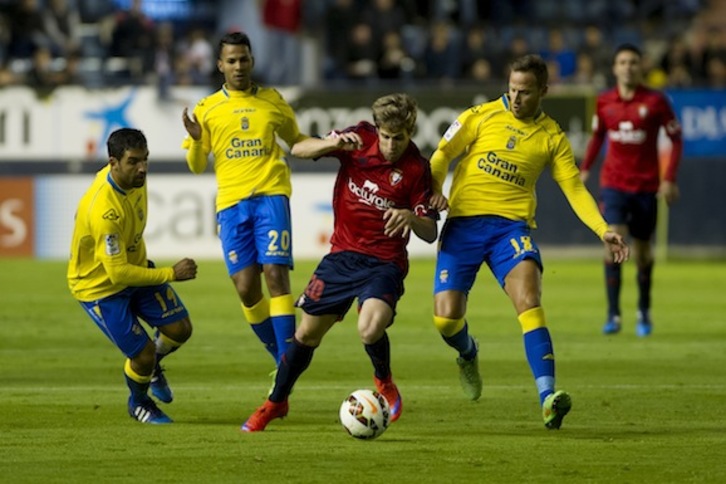 Pablo Hervías, rodeado de rivales. (Iñigo URIZ / ARGAZKI PRESS)
