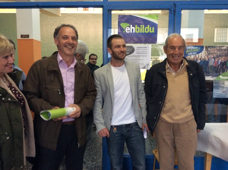 El candidato de EH Bildu, Adolfo Araiz, junto al candidato a la alcaldía de Lizarra, Koldo Leoz, y el exlehendakari Carlos Garaikoetxea, en el mitin de ayer. (EH BILDU)