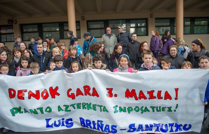 Protesta contra la prueba de tercero en el colegio Luis Briñas de Santutxu. (ARGAZKI PRESS)