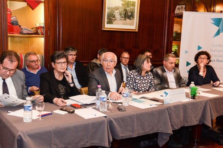 Bake Bidea eta Giza Eskubideen Ligako ordezkariak, ekaineko konferentziaren egitaraua aurkezten. (Isabelle MIQUELESTORENA)