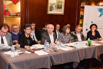 Bake Bidea eta Giza Eskubideen Ligako ordezkariak, ekaineko konferentziaren egitaraua aurkezten. (Isabelle MIQUELESTORENA)