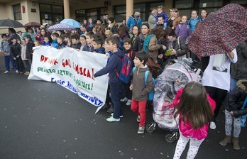 LOMCEren baitako proben aurkako protesta, atzo, Bilbon. (Marisol RAMIREZ/ARGAZKI PRESS)