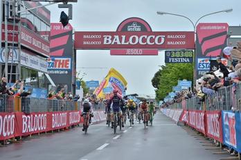 Sacha Modolo izan da bizkorrena azken esprintean. (@giroditalia)