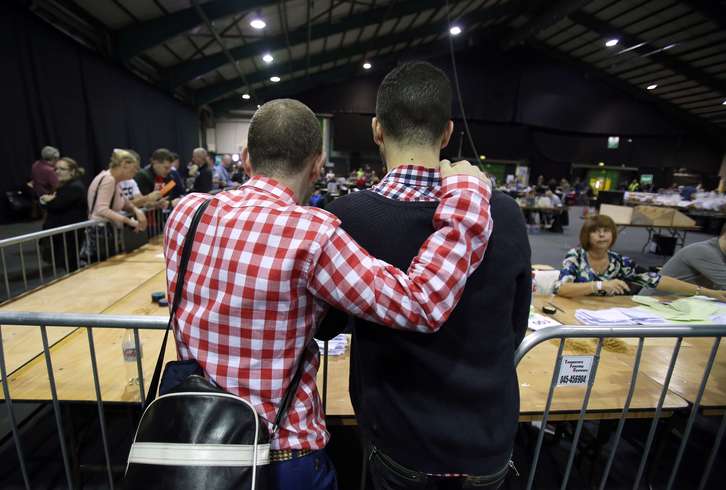 Una pareja sigue el recuento. (Paul FAITH / AFP)