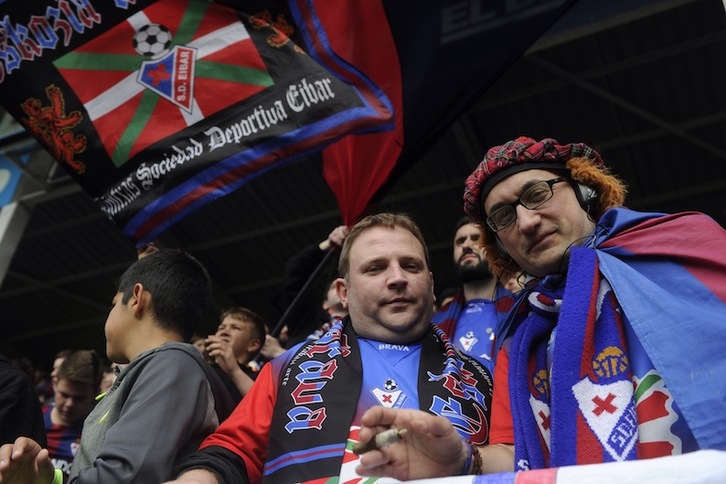 Eibarreko jarraitzaileek amaieraraino animatu dute talde armagina. (Jon URBE / ARGAZKI PRESS)
