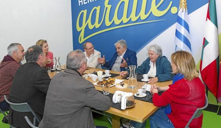 El expresidente de Uruguay Pepe Mujica y su esposa, la senadora Lucía Topolansky, se reunieron con candidatos de EH Bildu. (Juan Carlos RUIZ/ARGAZKI PRESS)