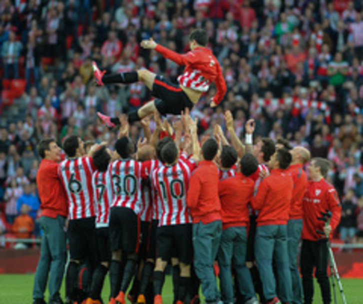 Los compañeros han manteado a Iraola al final del encuentro. (Marisol RAMIREZ / ARGAZKI PRESS)