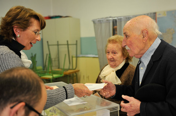 Gente votando en la antigua escuela Blanca de Navarra. (Idoia ZABALETA / ARGAZKI PRESS)