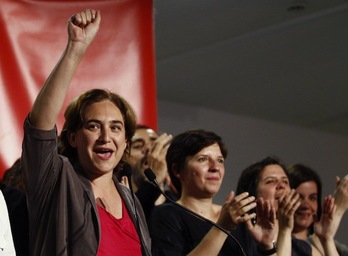 La candidata de Barcelona en Comú, Ada Colau, celebra su victoria. (Quique GARCÍA/AFP PHOTO)