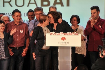 Uxue Barkos e Itziar Gómez tras conocerse los resultados. (Idoia ZABALETA / ARGAZKI PRESS)