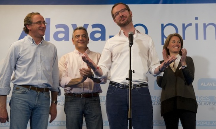 Javier Maroto, con Alfonso Alonso, Javier de Andrés y Arantza Quiroga a sus espaldas. (Raul BOGAJO/ARGAZKI PRESS)