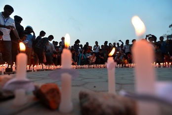Lurrikararen ondorioz hildakoak oroitzeko kandelak piztu dituzte Katmandu hiriburuan. (Ishara S.KODIKARA/AFP)