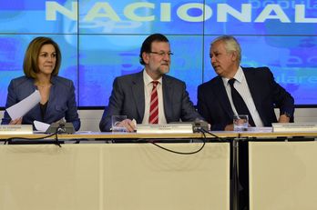 Rajoy, flanqueado por Cospedal y Arenas, en la reunión de este lunes. (Javier SORIANO / AFP)