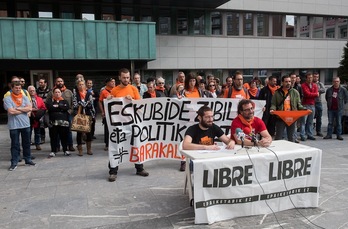 Agerraldia egin dute Barakaldon epaiketa salatzeko eta manifestazioa deitzeko. (Luis JAUREGIALTZO/ARGAZKI PRESS)