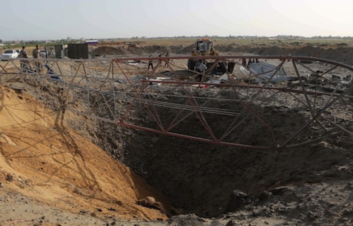 Israelgo Armadak egin duen aire erasoetako baten arrastoak. (Said KHATIB/AFP PHOTO)