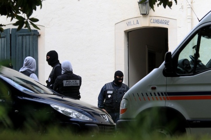Agentes de la Policía Judicial que participan en el registro. (Bob EDME)