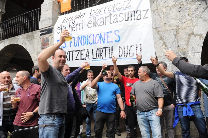 Xanpaina edanez ospatu dute enpresaren irekiera hurbila. (Juan Carlos RUIZ/ARGAZKI PRESS)