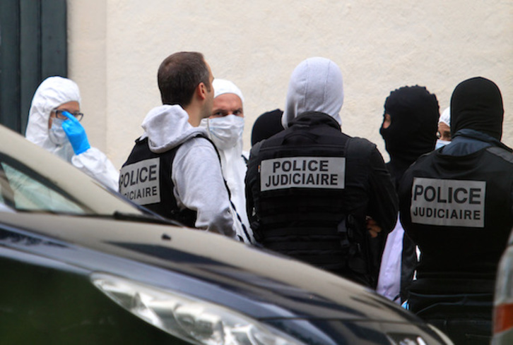 Agentes policiales ante la vivienda registrada en Biarritz. ( Bob EDME)