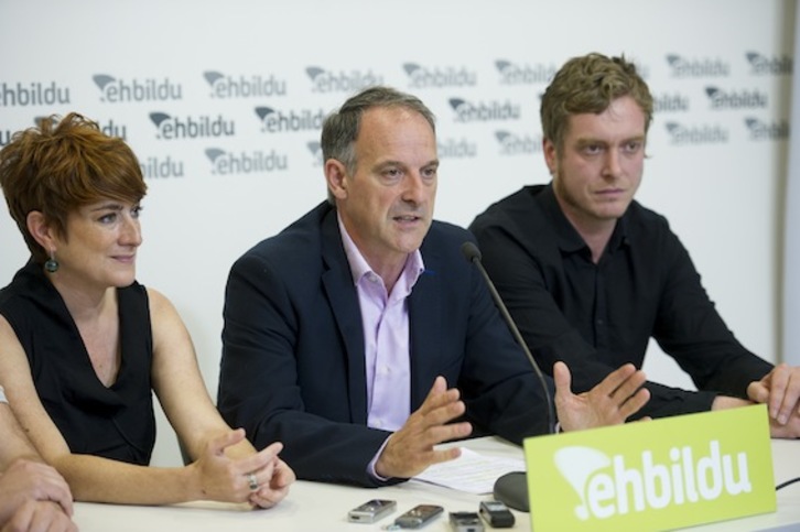 Adolfo Araiz, flanqueado por Bakartxo Ruiz y Maiorga Ramírez. (Iñigo URIZ/ARGAZKI PRESS)