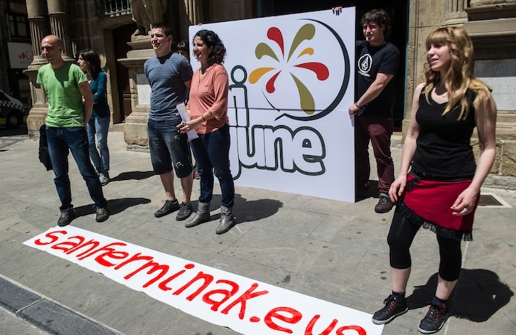 Gora Iruñea plataformako kideak, aurtengo egitarauaren aurkezpenean. (Jagoba MANTEROLA/ARGAZKI PRESS)